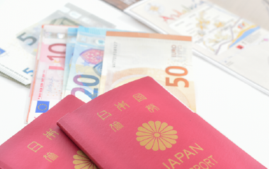 パスポートと各国通貨のイメージ
