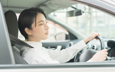 車を運転する人のイメージ